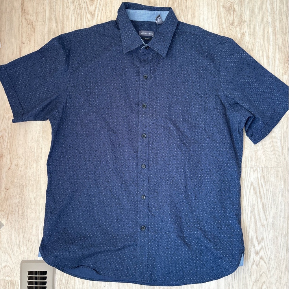Van Heusen Navy Slim Fit Men’s Button Up Size Large